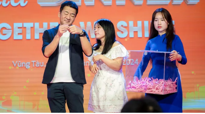 20+ Trò Chơi Year End Party Sôi Động & Game Sân Khấu "Cười Ra Nước Mắt"