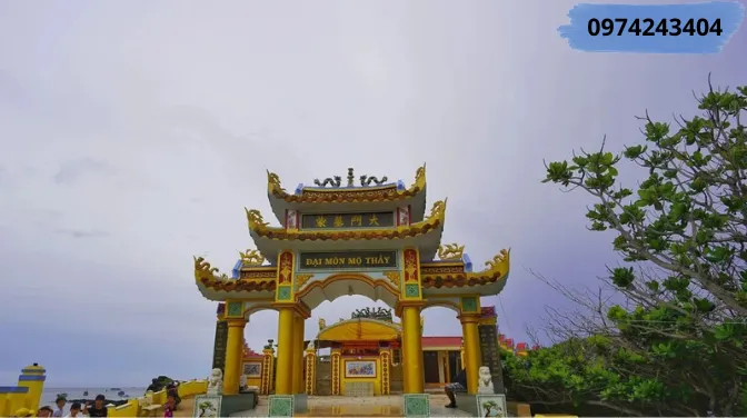 Mộ Thầy Phú Quý: Điểm Đến Tâm Linh Sở Hữu View Biển "Cực Phẩm"