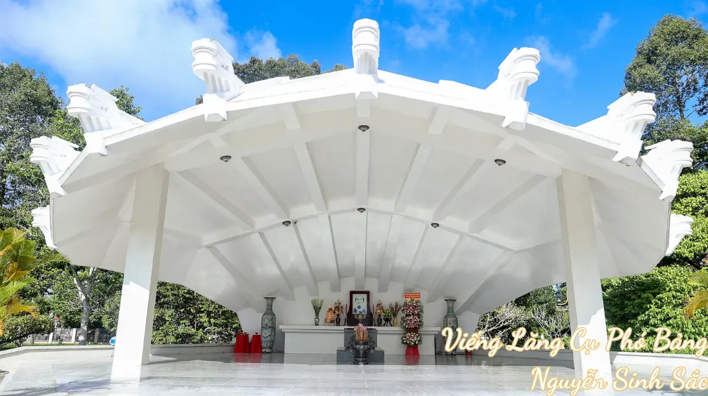 Viếng Lăng Cụ Phó Bảng Nguyễn Sinh Sắc: Hành Trình "Về Nguồn" Thiêng Liêng Trên Đất Sen Hồng