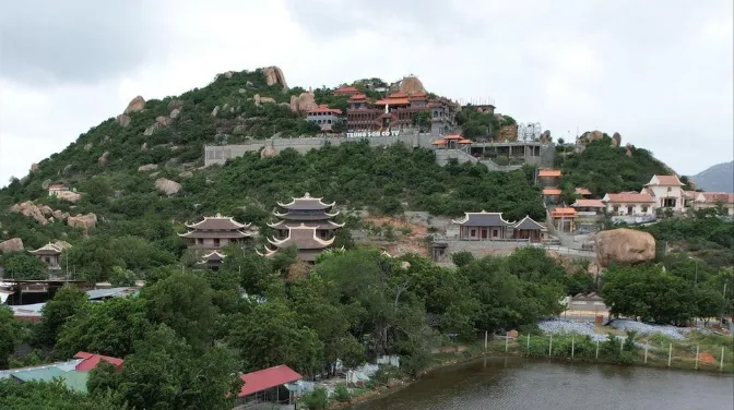 Trùng Sơn Cổ Tự Ninh Thuận: Ngôi Chùa Trên Núi Đá Chồng Đẹp Như Tranh Vẽ