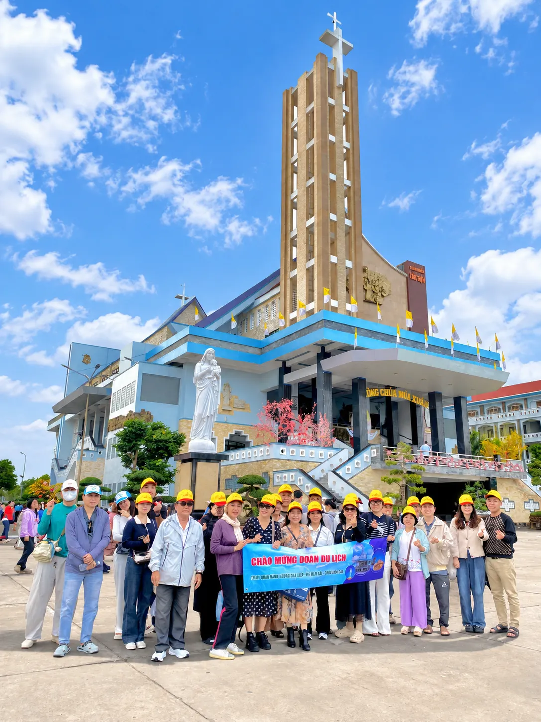 Du khách tour Cha Diệp Mẹ Nam Hải viếng Quan Âm Phật Đài Bạc Liêu