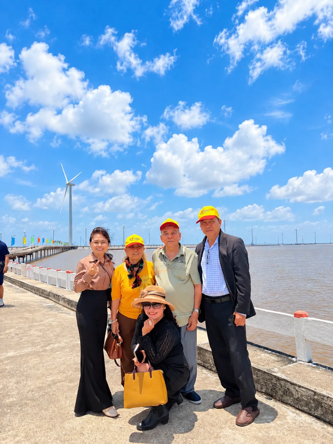 Đoàn khách tour đi viếng Cha Diệp tại cánh đồng quạt gió Bạc Liêu