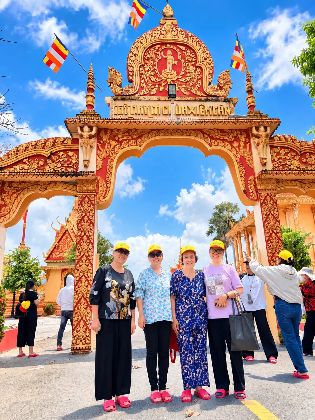 Đoàn tour hành hương Cha Diệp Mẹ Nam Hải cùng hướng dẫn viên Nam Thiên Travel