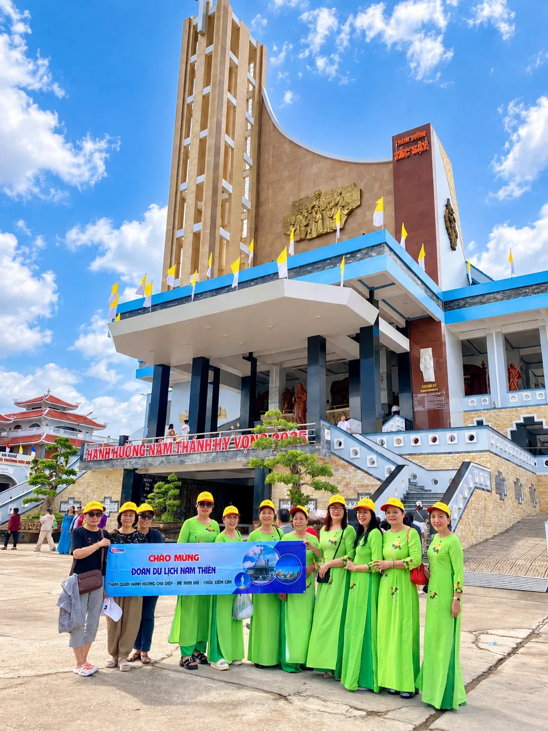 Đoàn khách tour hành hương Cha Diệp chụp ảnh lưu niệm tại Thánh đường Tắc Sậy