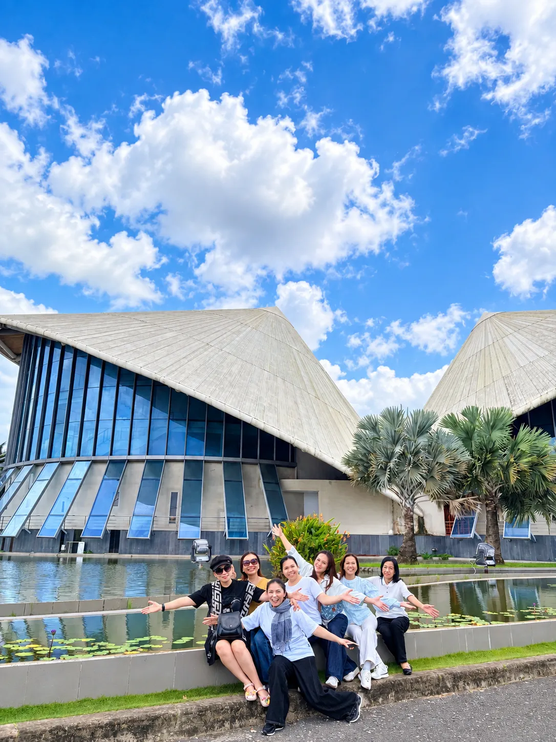 Khách tour nhà thờ Cha Diệp tham quan nhà hát Cao Văn Lầu Ba Nón Lá