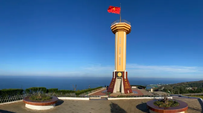 Cột Cờ Tổ Quốc Đảo Lý Sơn Biểu Tượng Kiêu Hãnh Giữa Trùng Khơi Và Điểm Check-In View Triệu Đô Từ Đỉnh Thới Lới