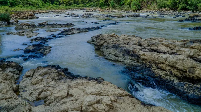 Ghềnh Bến Cự Nam Cát Tiên – Ghềnh Đá Bazan Đen Huyền Bí Trên Sông Đồng Nai