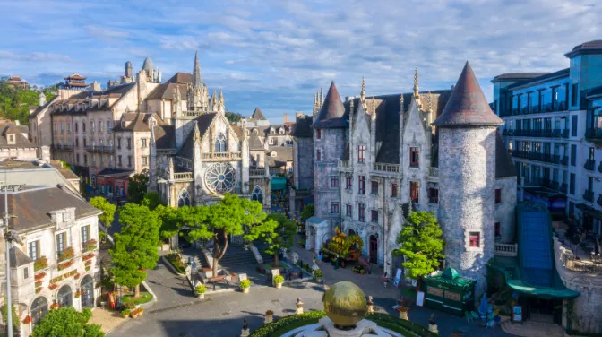 Kiến Trúc Làng Pháp – 32 Tòa Nhà Gothic Trên Đỉnh Núi