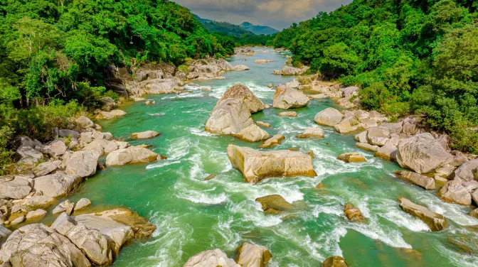 Khám Phá Hầm Hô: Hành Trình Từ Cổng Chào Vào "Tiên Cảnh"