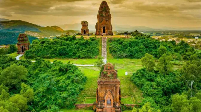 Tháp Bánh Ít Quần Thể Kiệt Tác Champa Nghìn Năm Tuổi Lớn Nhất Đất Bình Định