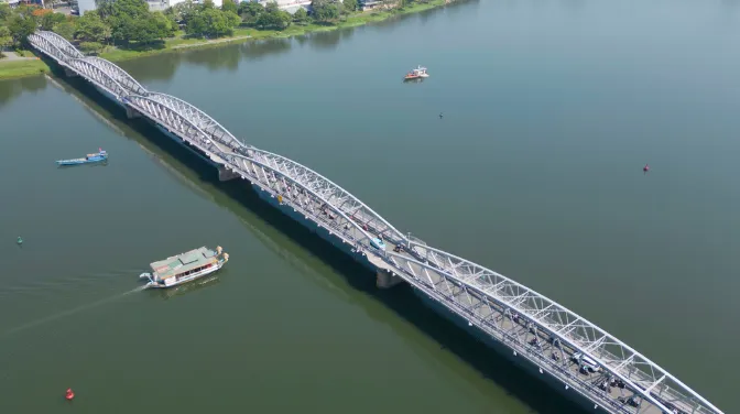 Cầu Trường Tiền Huế Khoác Áo Mới Nhũ Bạc Sau 30 Năm