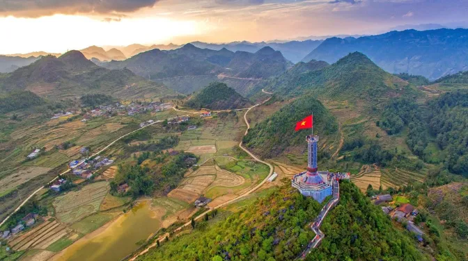 Kiến Trúc Cột Cờ Quốc Gia Lũng Cú