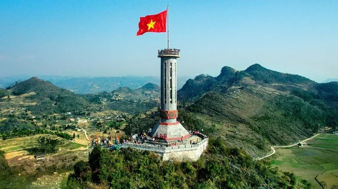 Cột Cờ Quốc Gia Lũng Cú: Toàn Bộ Sự Thật Về Biểu Tượng Cực Bắc